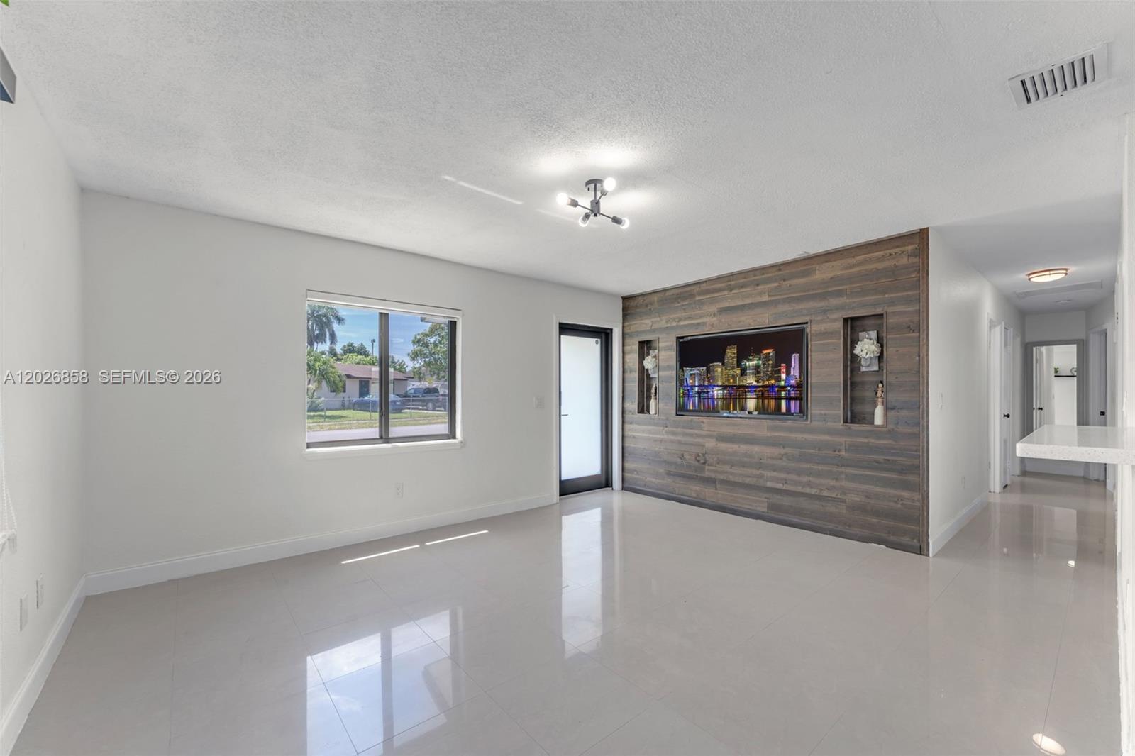 Image 4: Open concept entrence