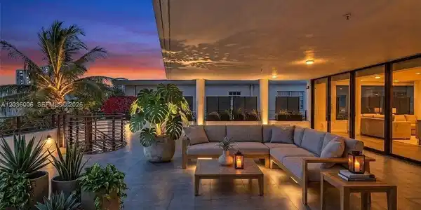 Image 3: Large Terrace with direct access to the pool