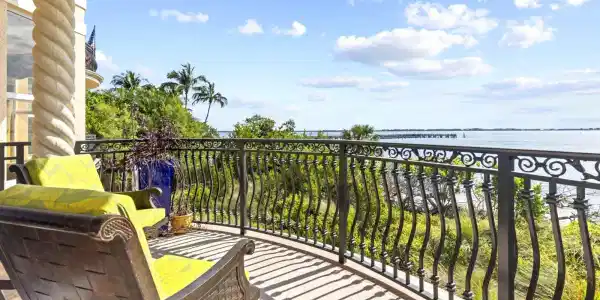 1533 NE Outrigger Landings