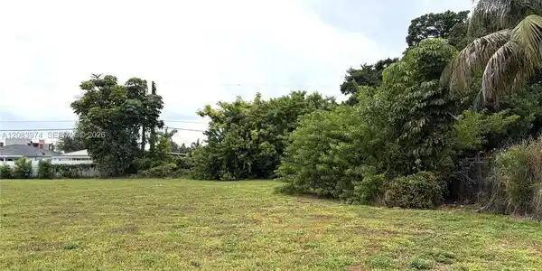 Image 2: 10,647 sq ft