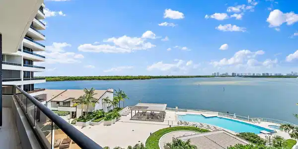 100 Lakeshore