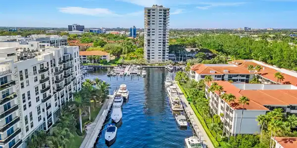 3200 Port Royale Dr N