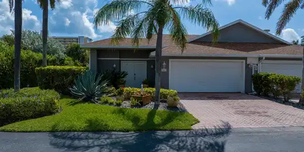 3268 Lakeshore