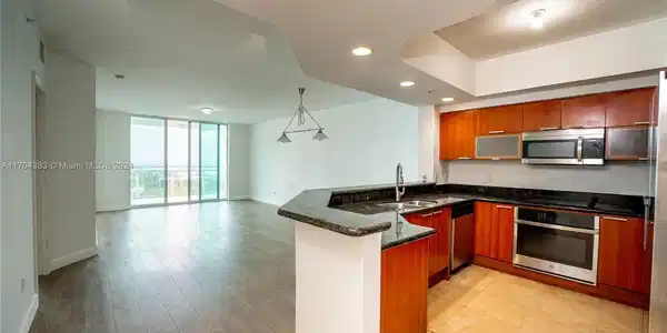 15051 Royal Oaks Ln