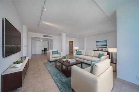 900 Bay Dr