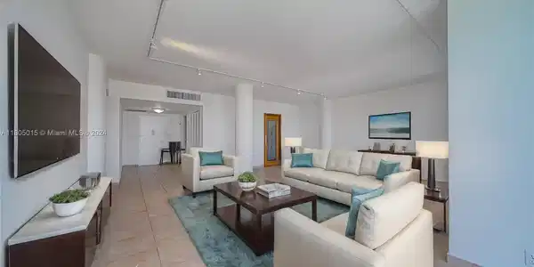 900 Bay Dr