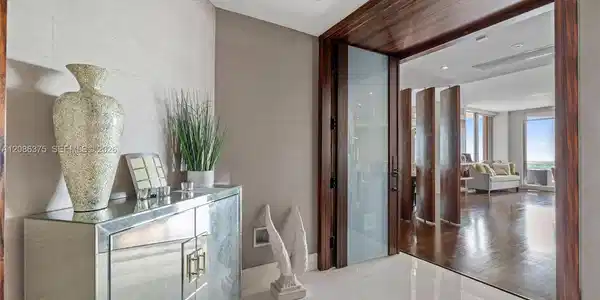 Image 3: Foyer Entry from Elevator