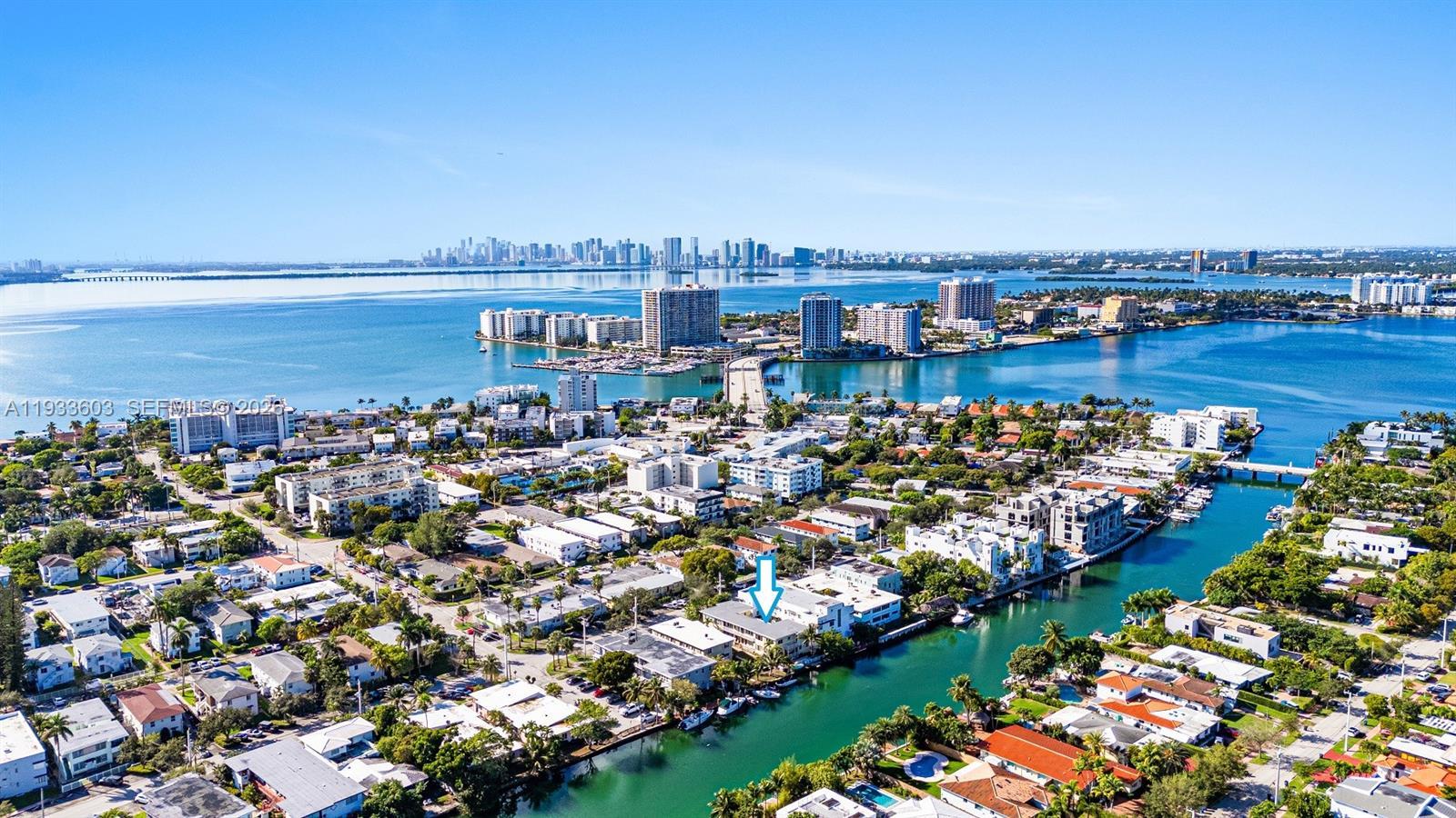 Image 1: Great waterfront location with access to the Bay.