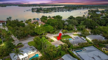 201 W Riverside