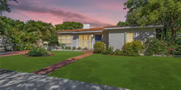 1875 Alamanda Dr