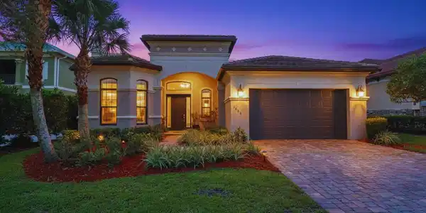 1042 NE Savanna Oaks