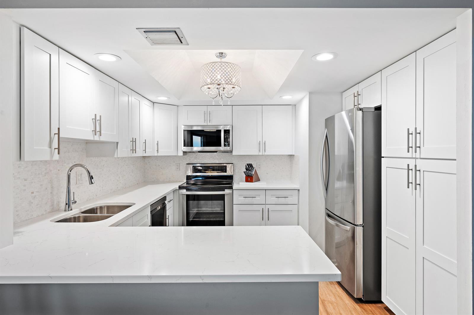 Image 4: Kitchen
