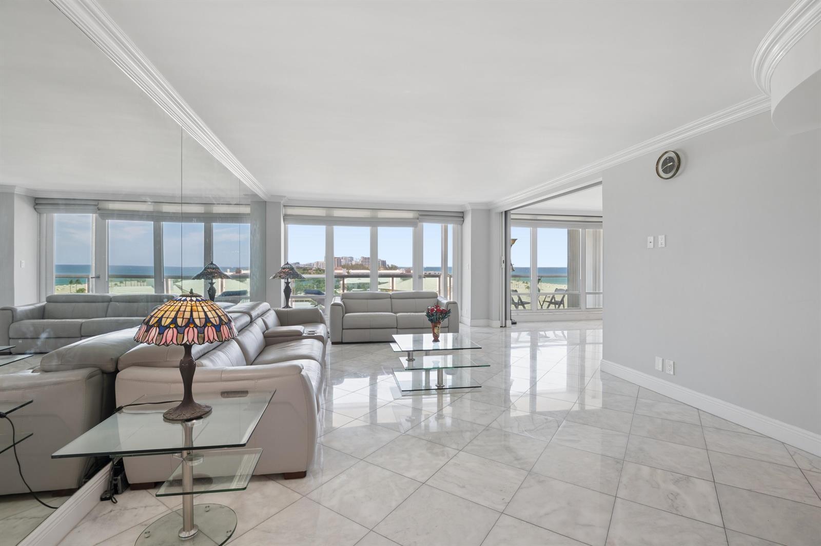 Image 4: Living Room