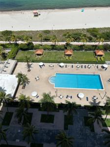 2625 Collins Ave