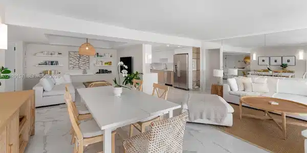 Image 3: Bright interiors