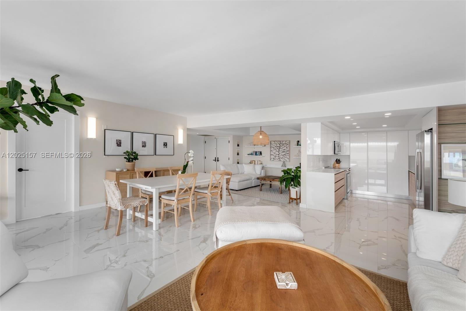 Image 4: Spacious floor plan w/ dining area