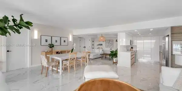 Image 4: Spacious floor plan w/ dining area