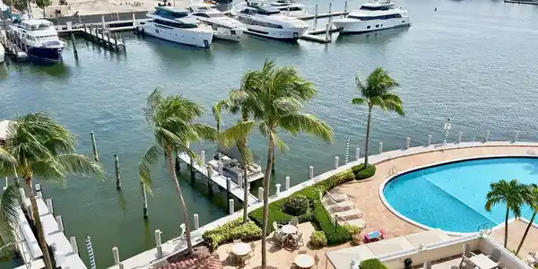 1 Las Olas