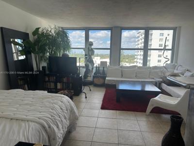 2899 Collins Ave
