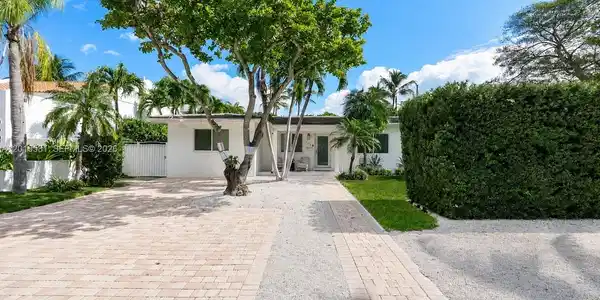 301 Hampton Ln