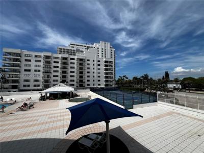 5445 Collins Ave