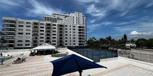 5445 Collins Ave