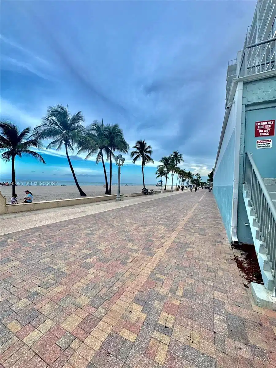 Image 1: OCEAN/BROADWALK