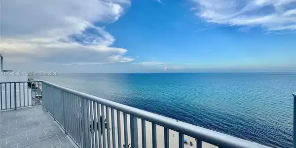 Image 4: ROOFTOP CONDO BALCONY