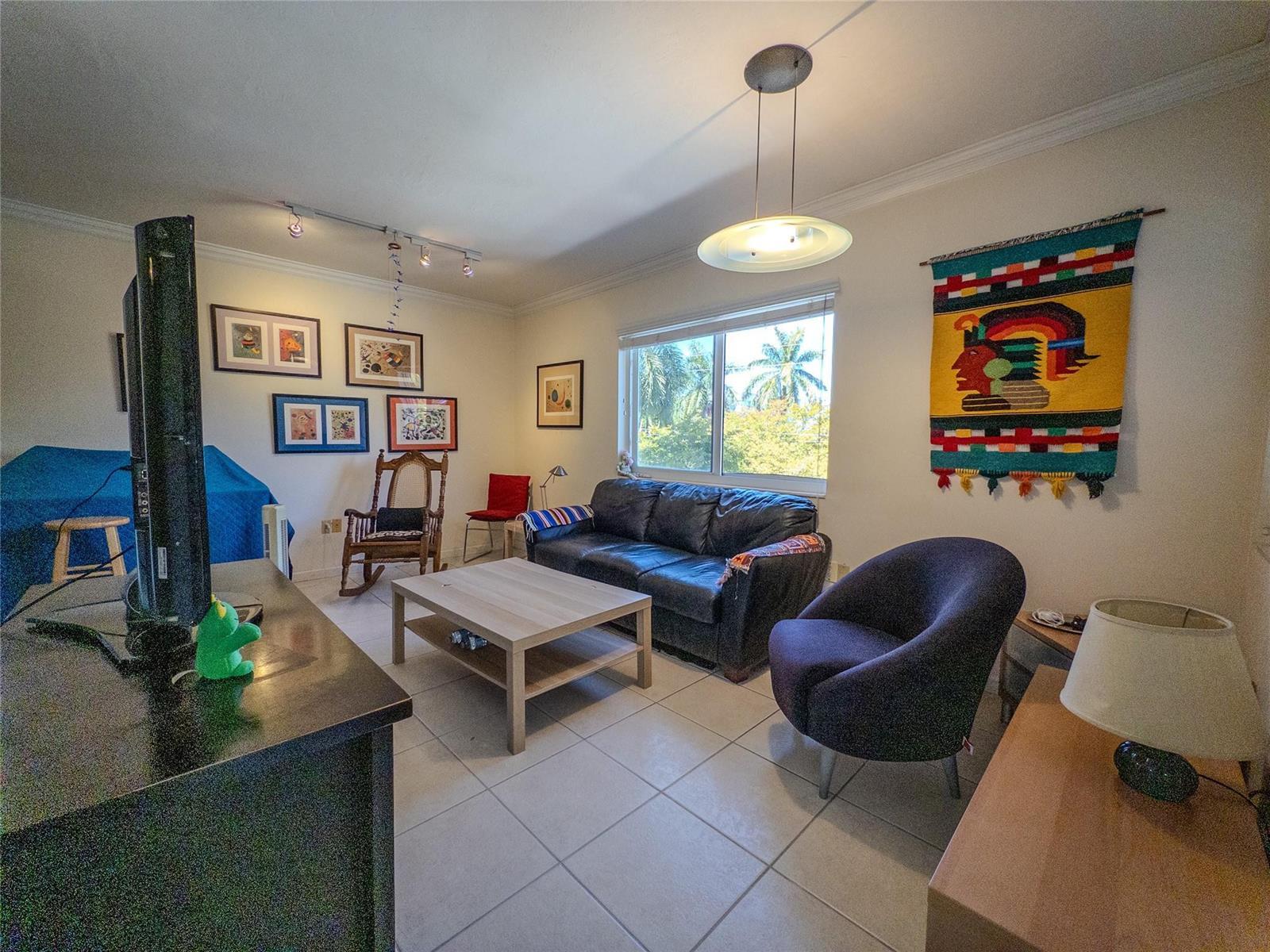 Image 4: LIVING ROOM