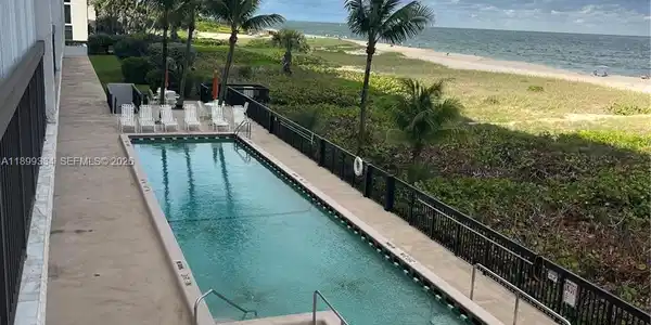 Image 3: Pool/spa