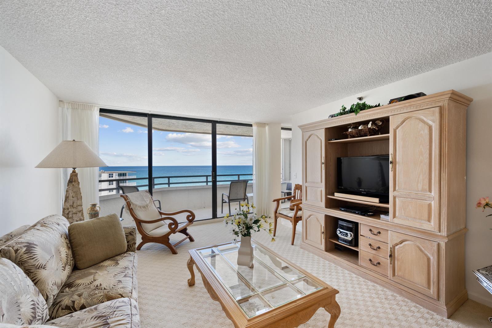Image 2: Large Living room