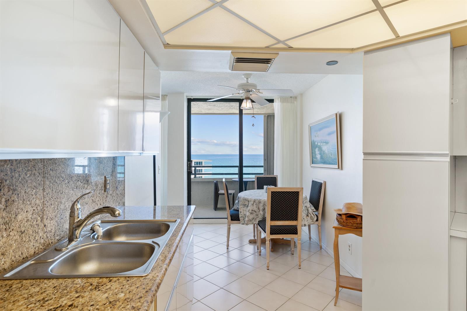 Image 4: kitchen