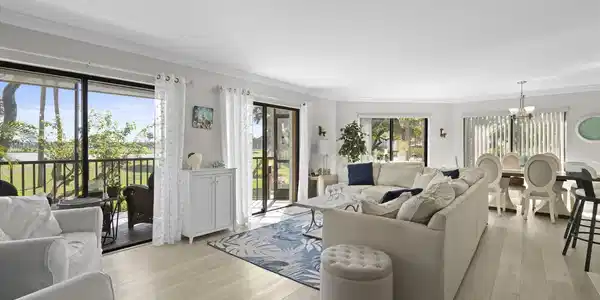 233 NE Edgewater