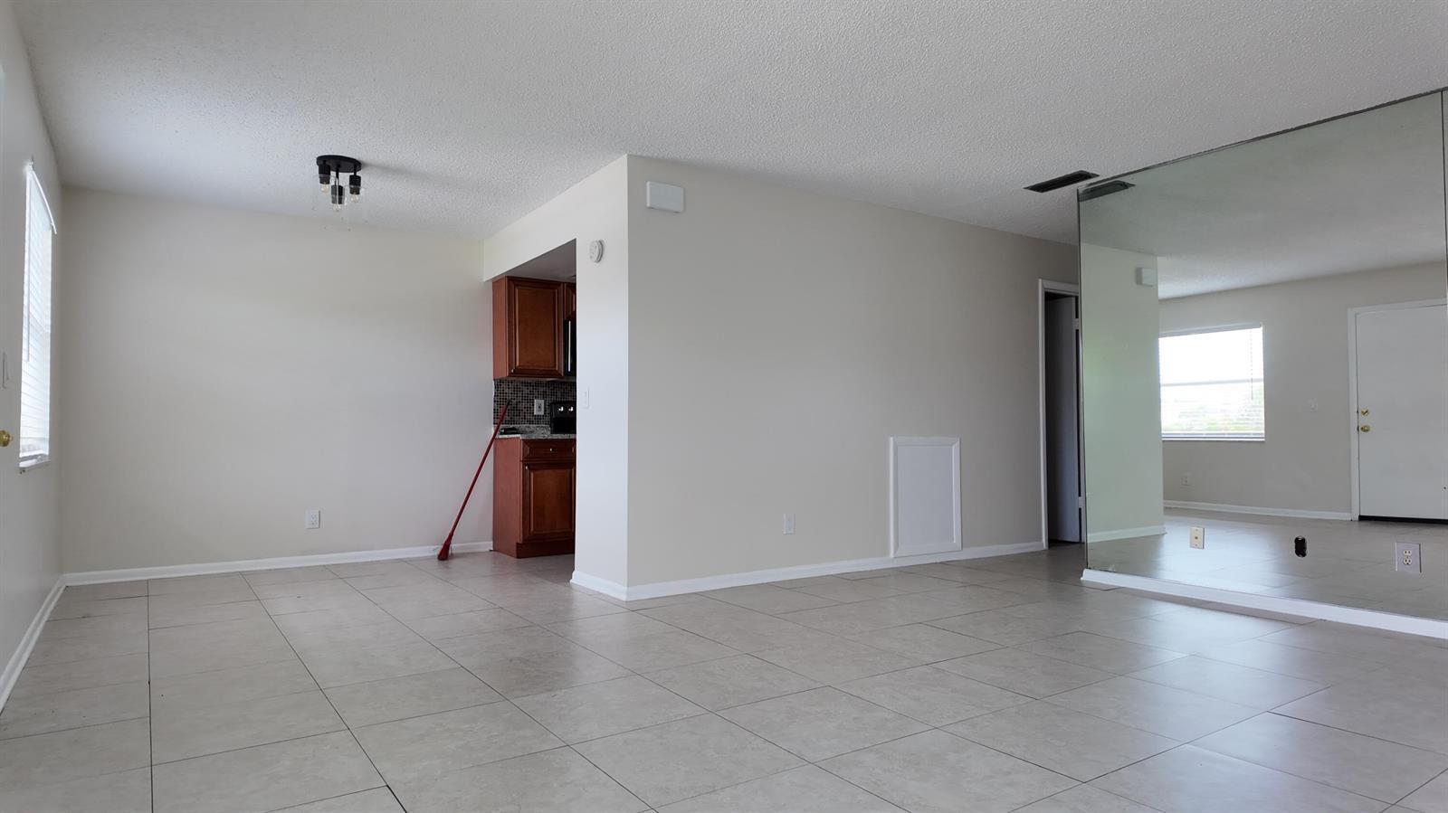 Image 4: living/dining