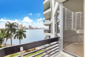 3600 Mystic Pointe Dr Unit 517