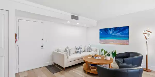 Image 4: Living Room