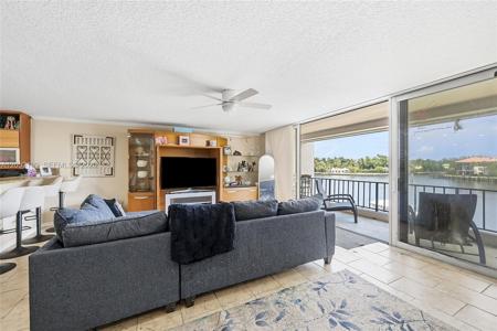 801 Palm Trl