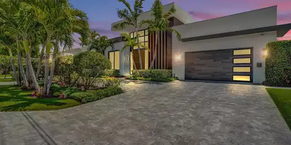 2816 NE 38th