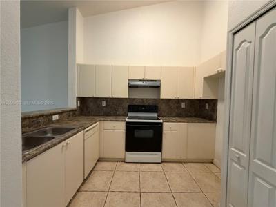 1661 SE 28th St