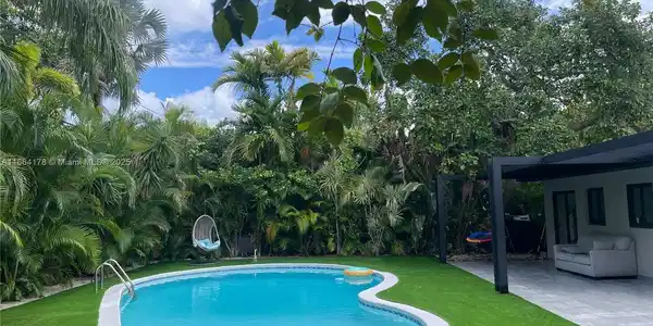 1955 Alamanda Dr