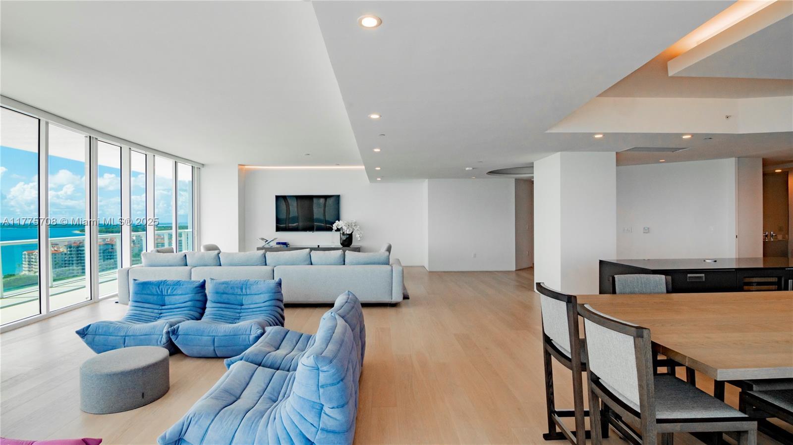Image 3: Living Room