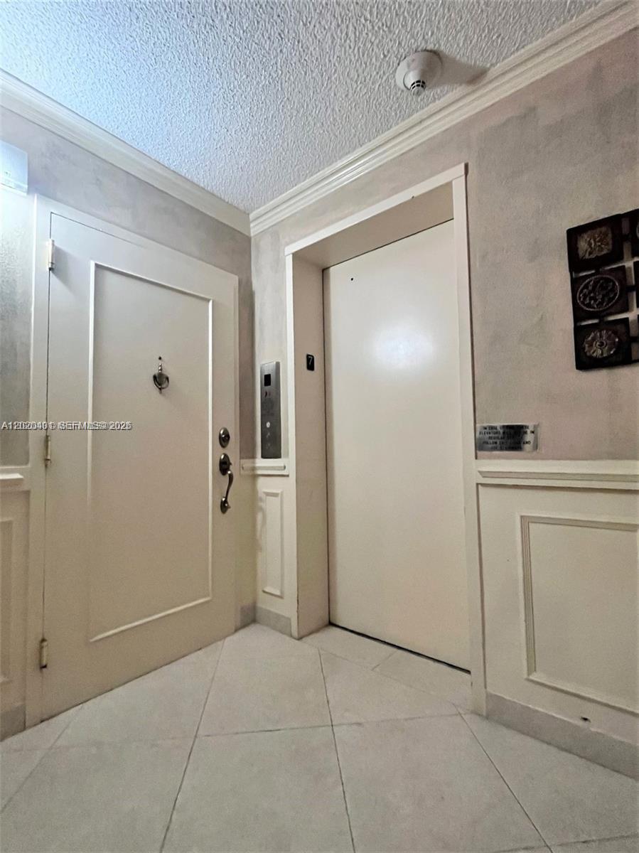 Image 4: Semi-private elevator