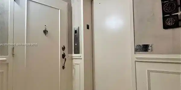 Image 4: Semi-private elevator