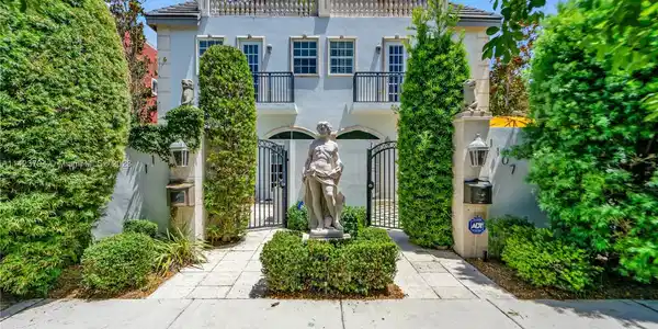 1105 NE 2nd St Unit 1105