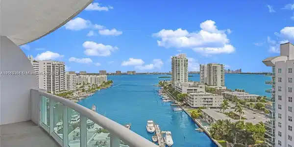 7900 Harbor Island Dr