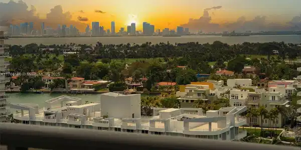 6039 Collins Ave