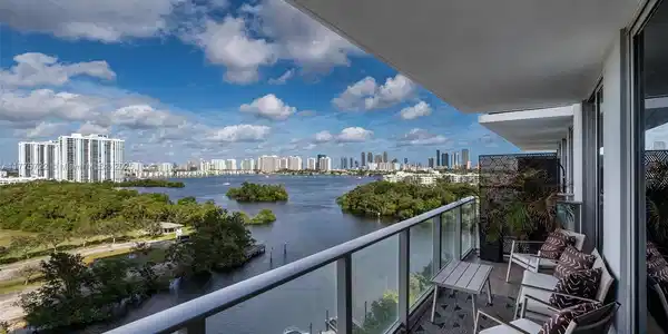 16385 Biscayne Blvd