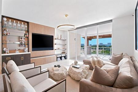 220 SE MIZNER
