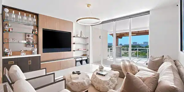 220 SE MIZNER