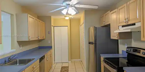 Image 3: Kitchen